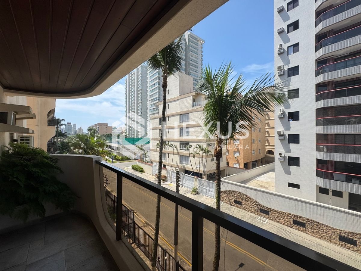Foto 4 de Apartamento com varanda e lazer a 400m da praia na Enseada, Guarujá