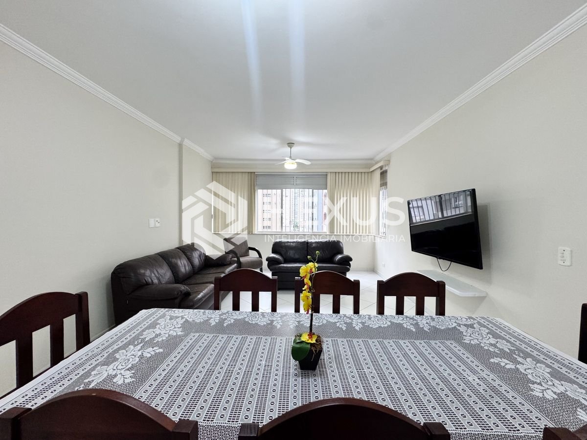 Foto 3 de Apartamento reformado e mobiliado à venda na praia das Pitangueiras, região da Barra Funda, Guarujá-SP.