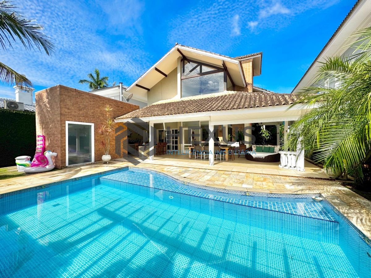Foto 2 de Casa reformada com piscina e área gourmet no Jardim Acapulco, Guarujá