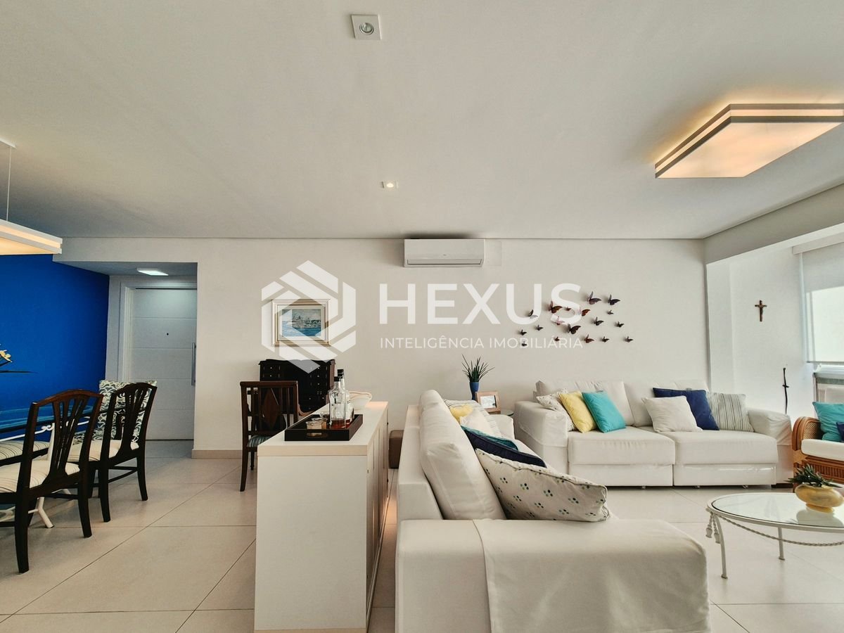 Foto 5 de Apartamento reformado com varanda a 1 quadra da praia nas Pitangueiras, Guarujá