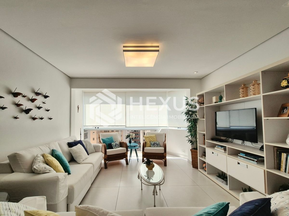 Apartamento reformado com varanda a 1 quadra da praia nas Pitangueiras, Guarujá