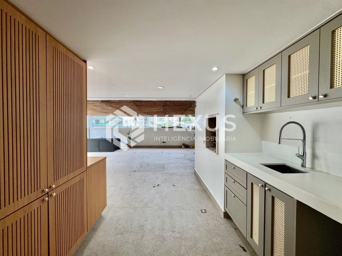 Foto 3 de Apartamento reformado com varanda gourmet vista mar nas Pitangueiras, Guarujá