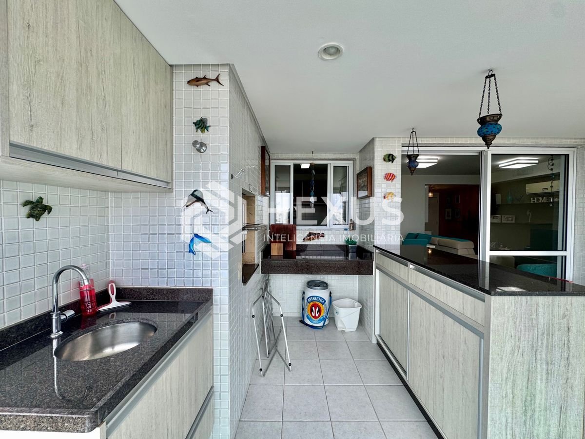 Foto 5 de Apartamento reformado com varanda gourmet e lazer nas Pitangueiras, Guarujá