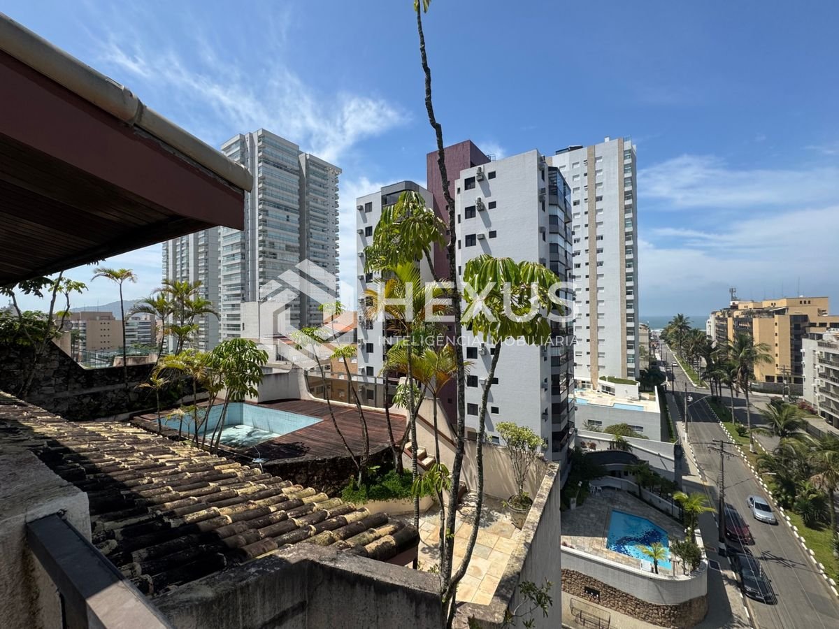 Cobertura com varanda gourmet e piscina a 400m da praia na Enseada, Guarujá