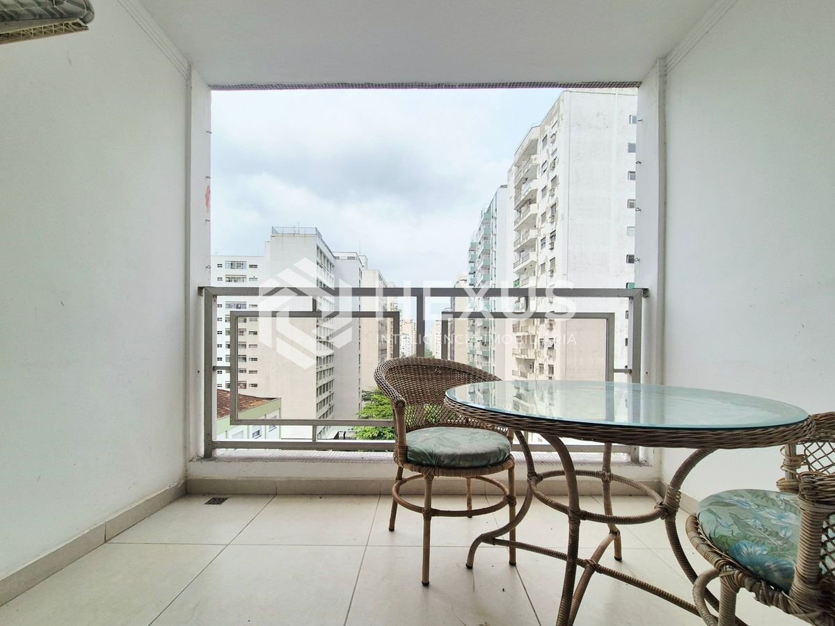 Foto 3 de Apartamento reformado com varanda a 1 quadra da praia nas Pitangueiras, Guarujá