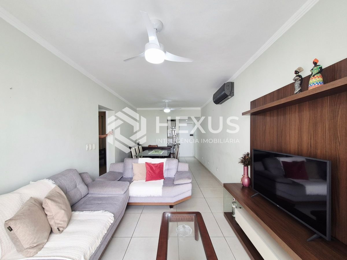 Apartamento reformado com varanda a 1 quadra da praia nas Pitangueiras, Guarujá