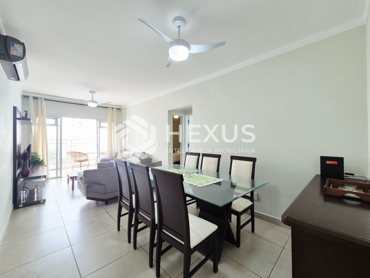 Foto 2 de Apartamento reformado com varanda a 1 quadra da praia nas Pitangueiras, Guarujá