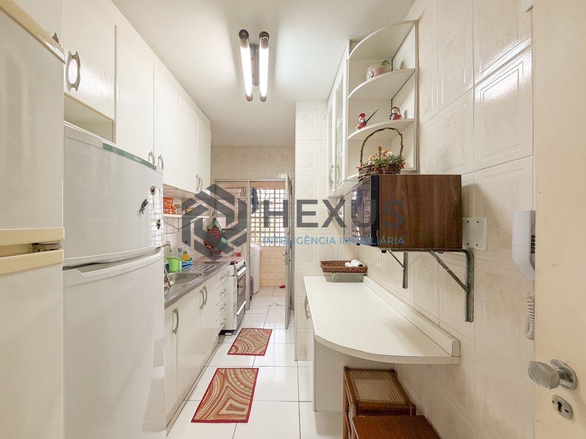 Foto 18 de Apartamento reformado com varanda a 500m da praia na região do Jardim São Miguel na Enseada, Guarujá