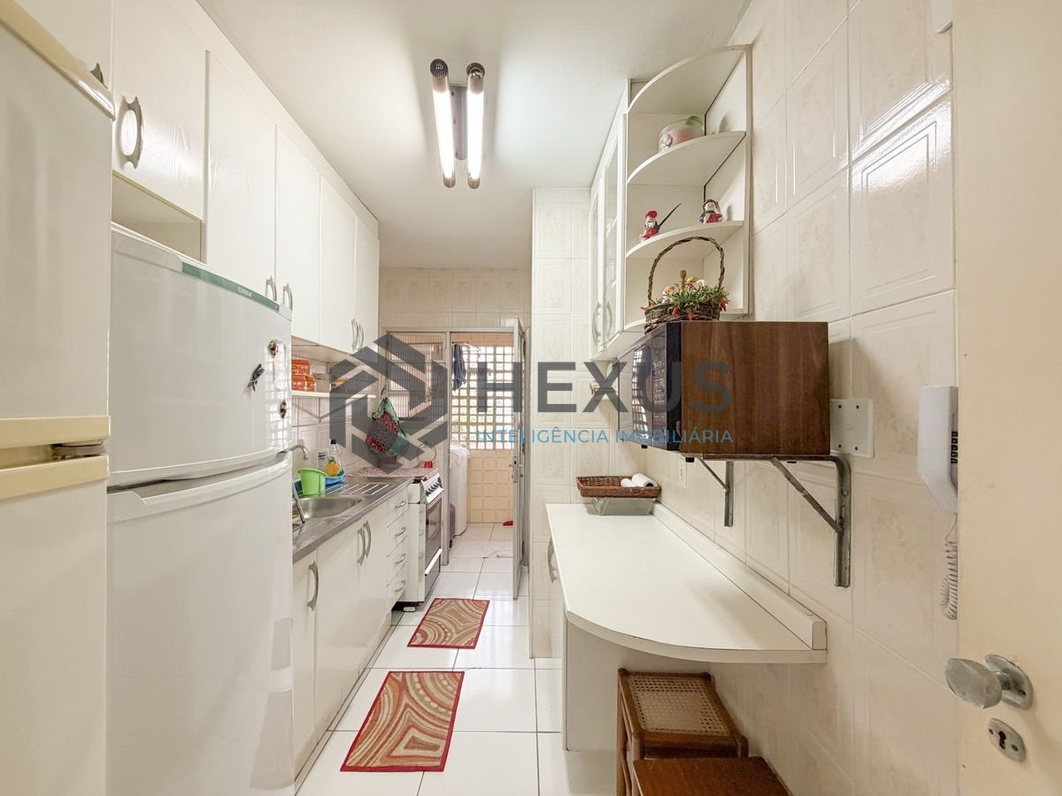 Foto 17 de Apartamento reformado com varanda a 500m da praia na região do Jardim São Miguel na Enseada, Guarujá