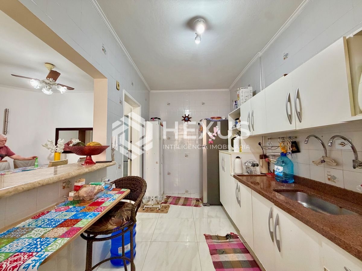 Foto 4 de Apartamento com varanda a 400m da praia no Jardim Astúrias, Guarujá