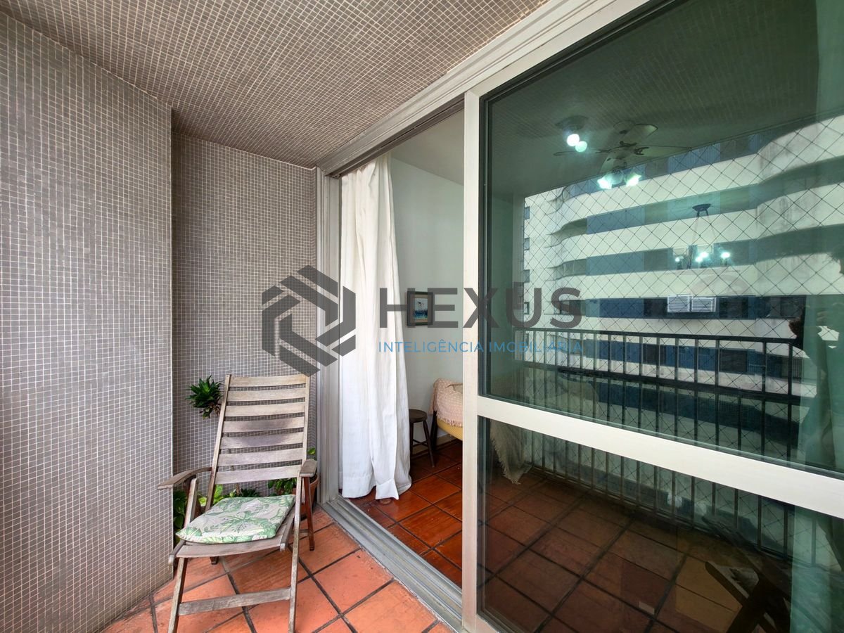 Foto 3 de Apartamento com varanda vista mar a 100m da praia nas Pitangueiras, Guarujá
