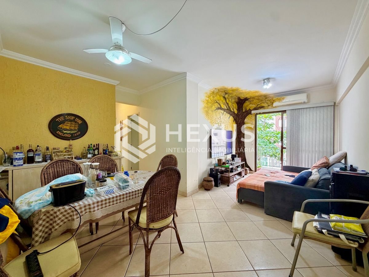 Apartamento com varanda a 550m da praia na Enseada, Guarujá