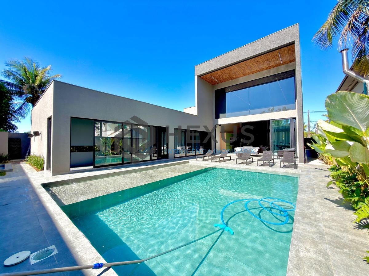 Casa de alto padrão com piscina e área gourmet no Jardim Acapulco, Guarujá