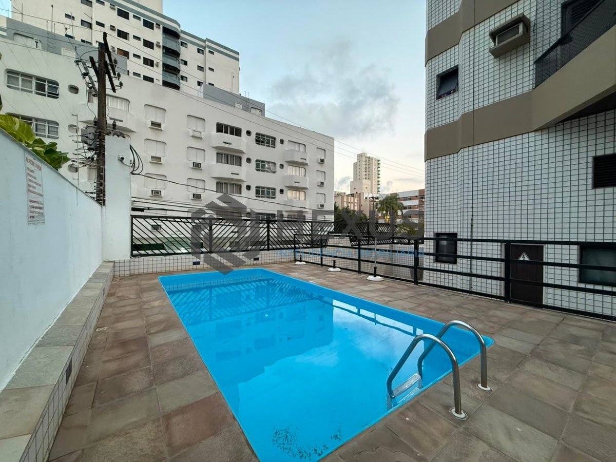 Apartamento com varanda e lazer a 400m da praia na Enseada, Guarujá
