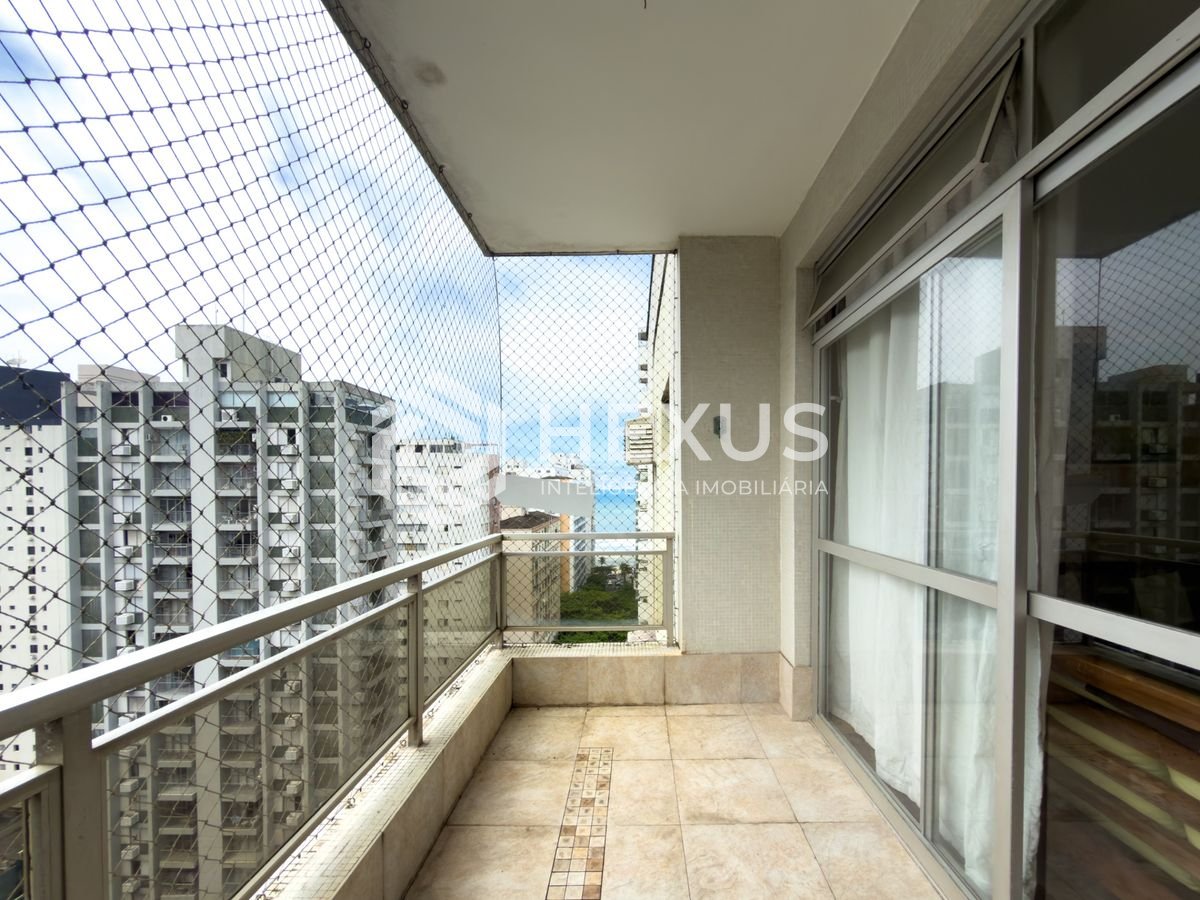 Foto 2 de Apartamento reformado com varanda vista mar e lazer nas Pitangueiras, Guarujá