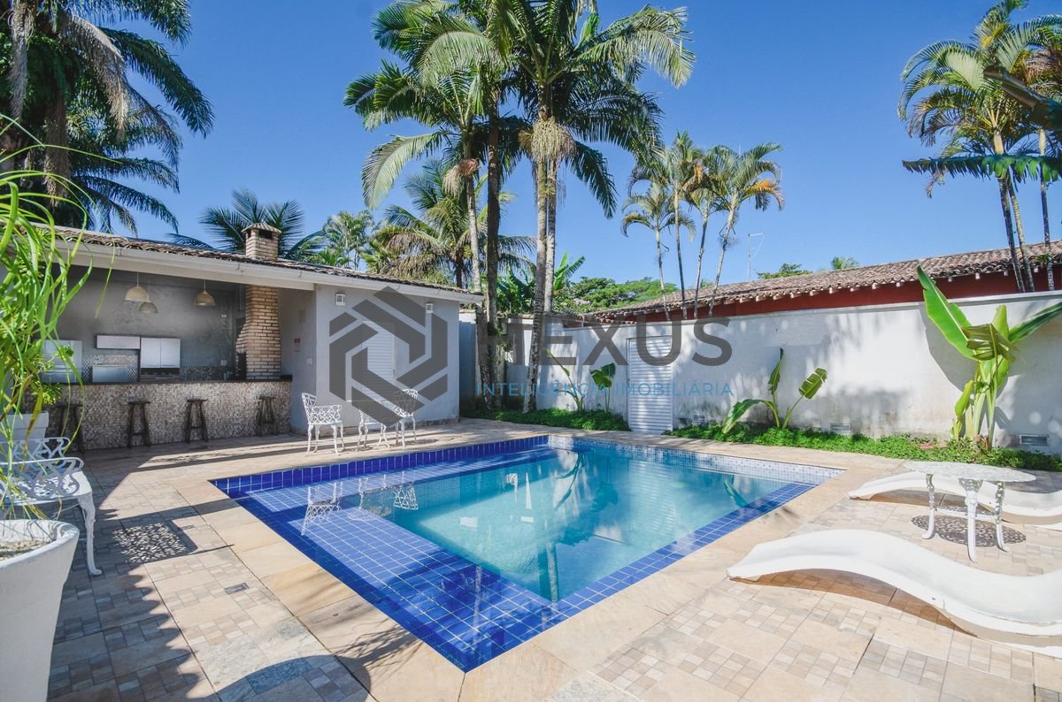 Casa reformado com varanda gourmet a 350m da praia na região do Golf Club no Pernambuco, Guarujá