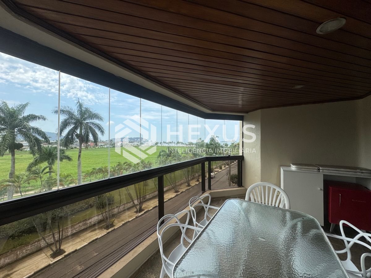 Apartamento reformado com varanda vista mar a 100m da praia na Enseada, Guarujá