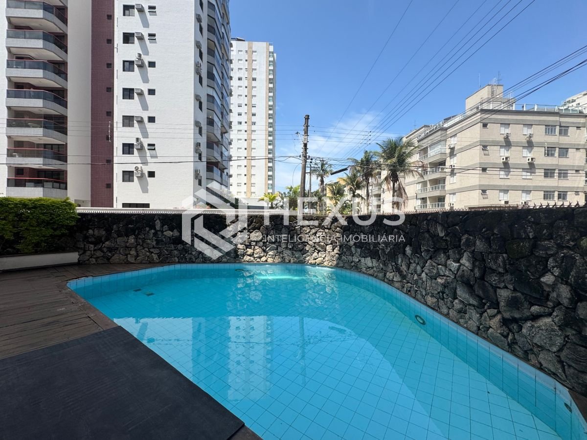 Apartamento com varanda a 400m da praia na Enseada, Guarujá