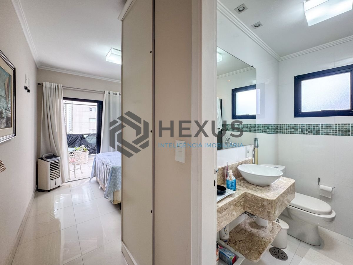 Foto 12 de Apartamento reformado com varanda e lazer no Jardim Astúrias, Guarujá