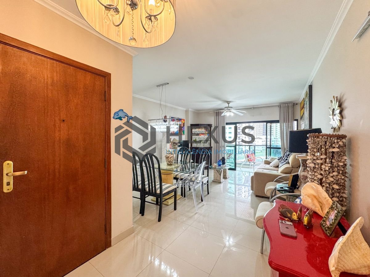 Apartamento reformado com varanda e lazer no Jardim Astúrias, Guarujá