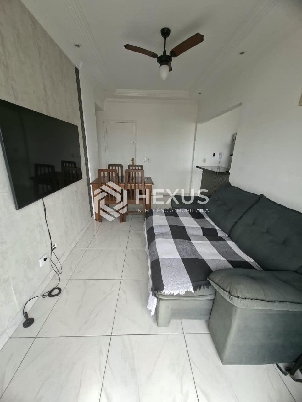 Foto 3 de Apartamento reformado com varanda e lazer a 500m da praia na Enseada, Guarujá