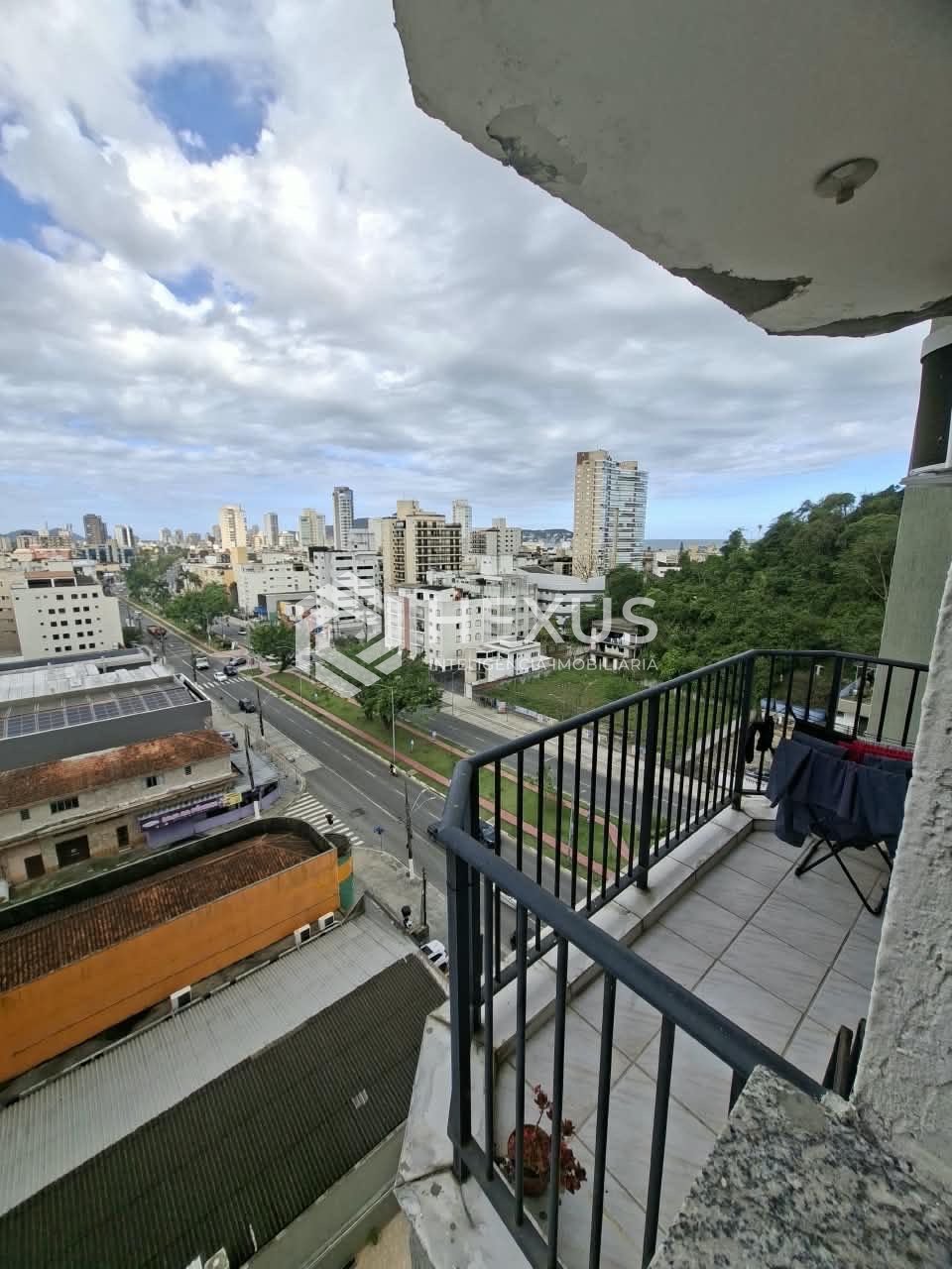 Foto 2 de Apartamento reformado com varanda e lazer a 500m da praia na Enseada, Guarujá