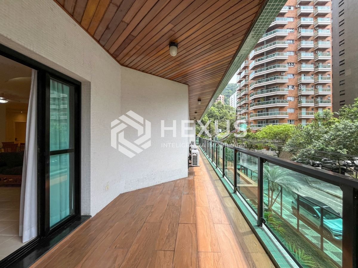 Foto 2 de Apartamento reformado com varanda a 3 quadras da praia nas Pitangueiras, Guarujá