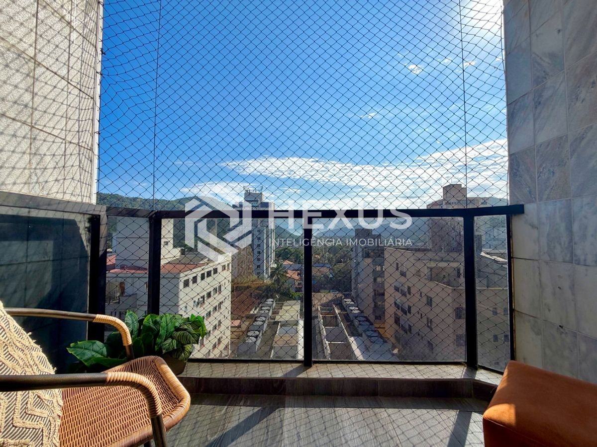 Foto 4 de Apartamento reformado com varanda e lazer a 400m da praia no Tombo, Guarujá