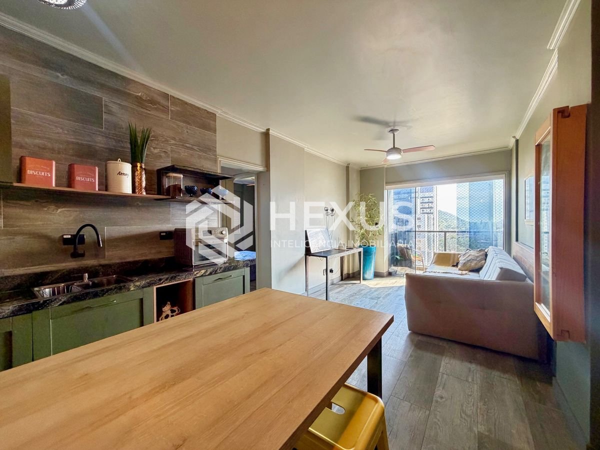Apartamento reformado com varanda e lazer a 400m da praia no Tombo, Guarujá