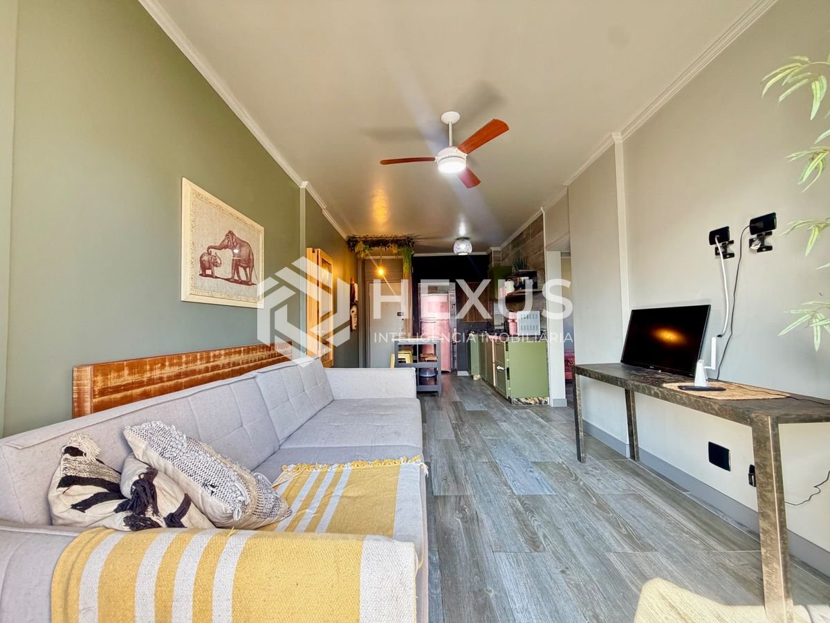 Foto 3 de Apartamento reformado com varanda e lazer a 400m da praia no Tombo, Guarujá