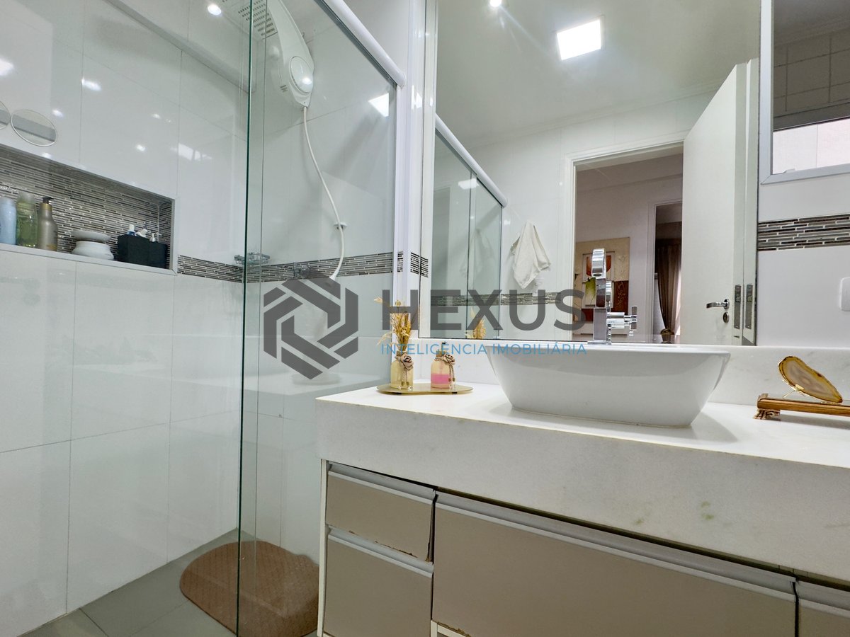 Foto 8 de Apartamento reformado com vista mar e lazer a 100m da praia no Jardim Astúrias, Guarujá