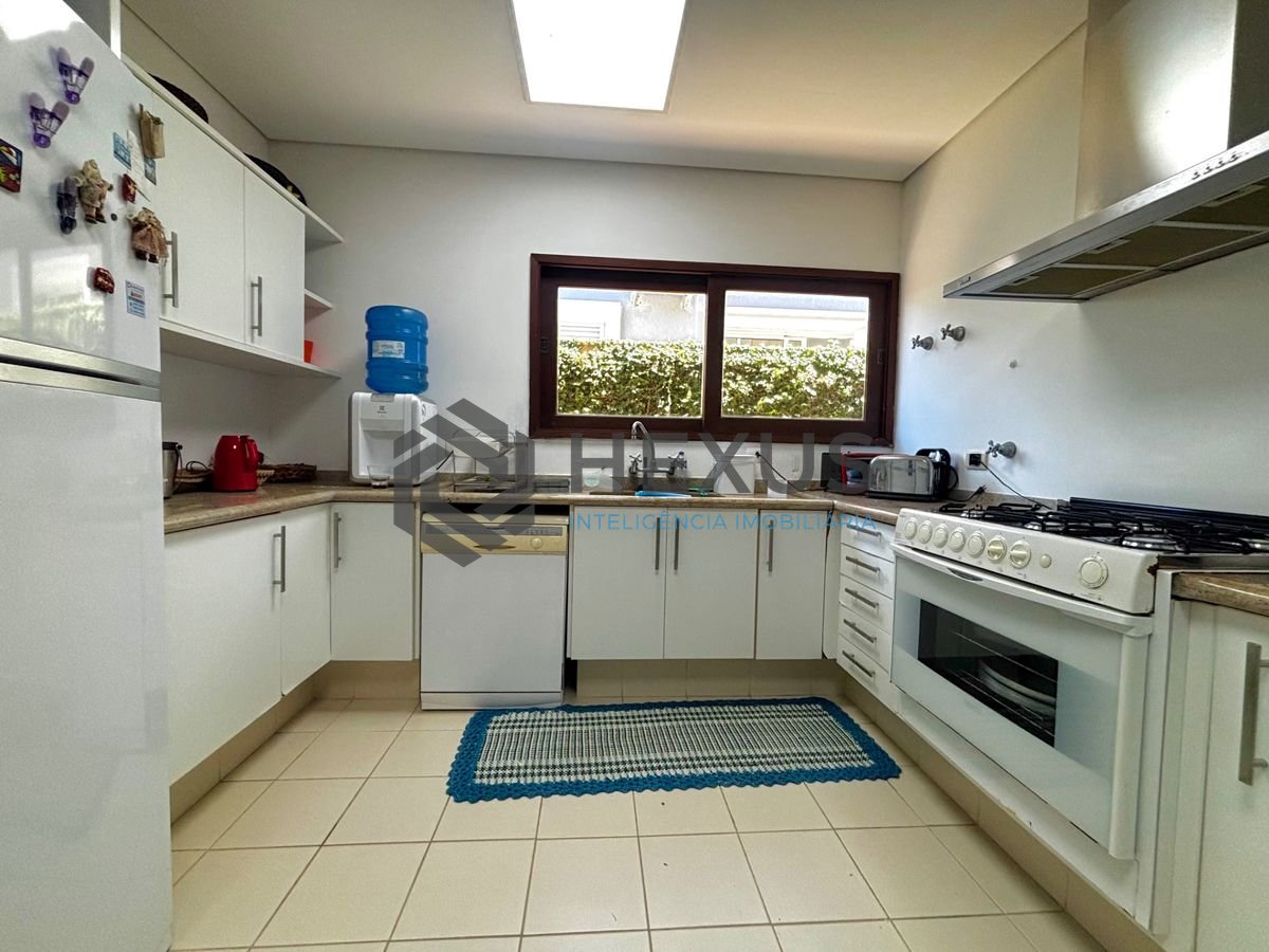 Foto 69 de Casa reformada com piscina e área gourmet no Jardim Acapulco, Guarujá