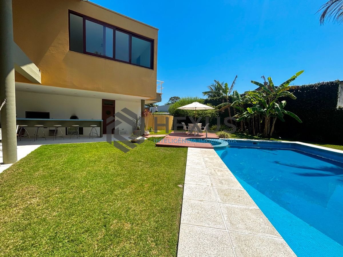 Foto 12 de Casa reformada com piscina e área gourmet no Jardim Acapulco, Guarujá