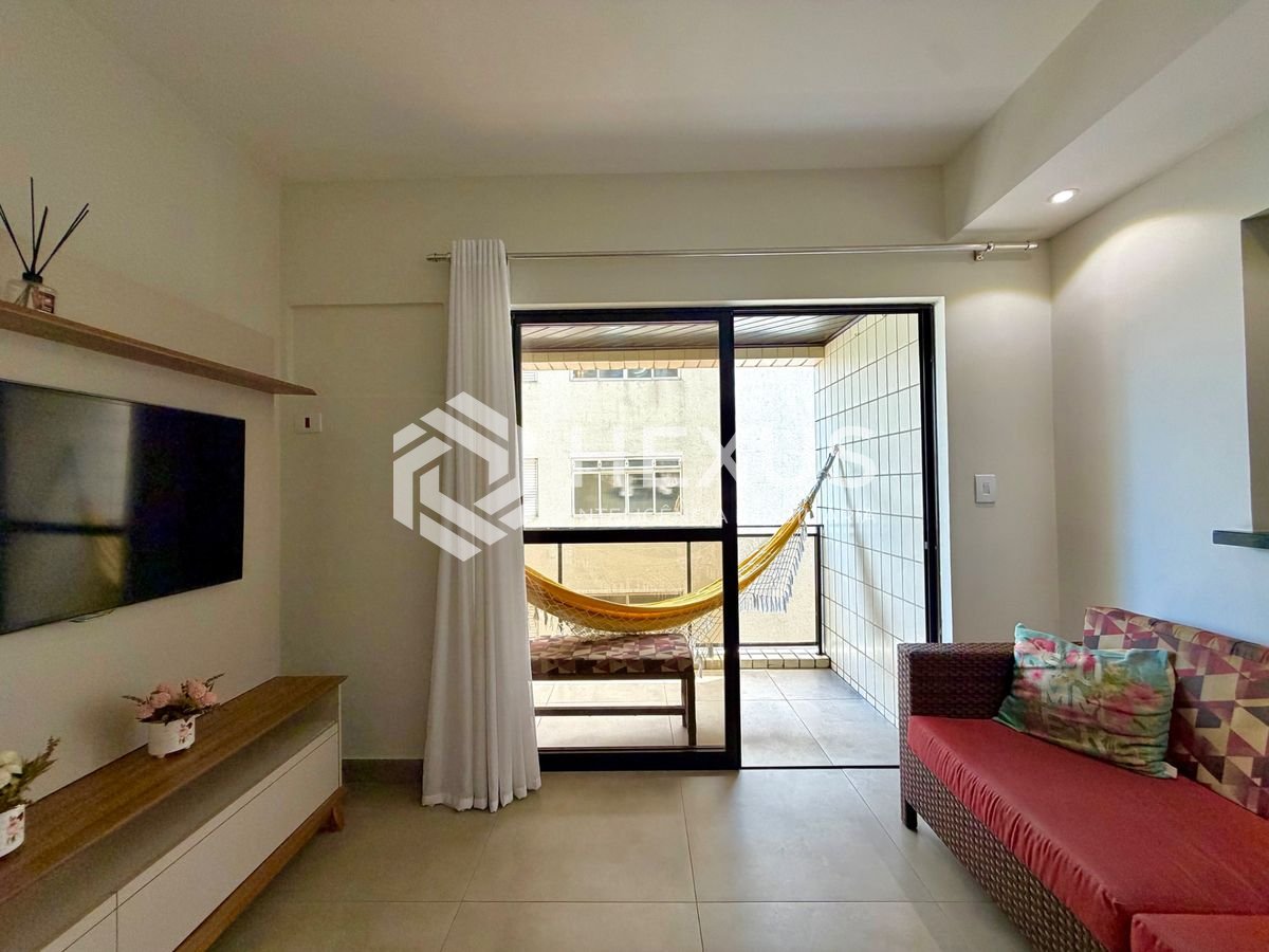 Foto 3 de Apartamento reformado com varanda a 200m da praia no Tombo, Guarujá