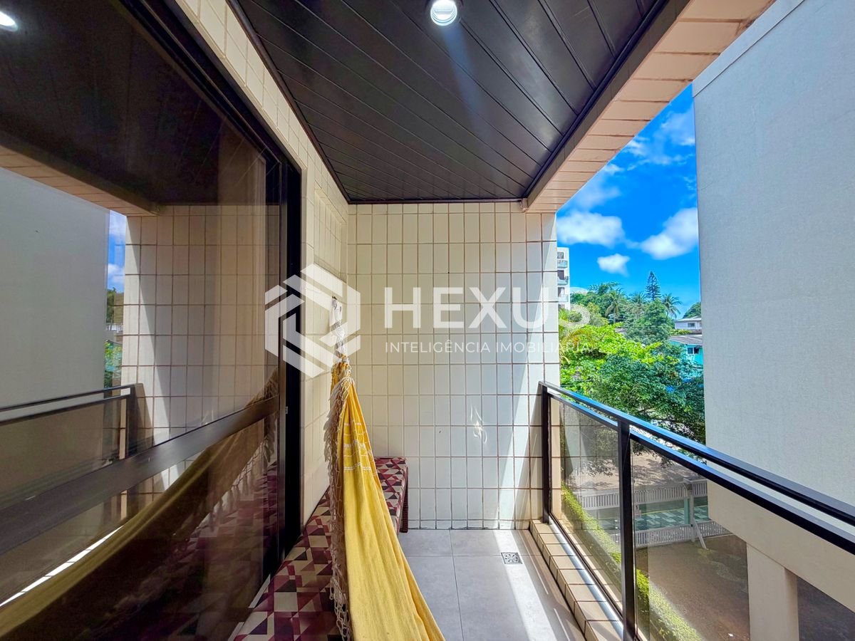 Foto 2 de Apartamento reformado com varanda a 200m da praia no Tombo, Guarujá