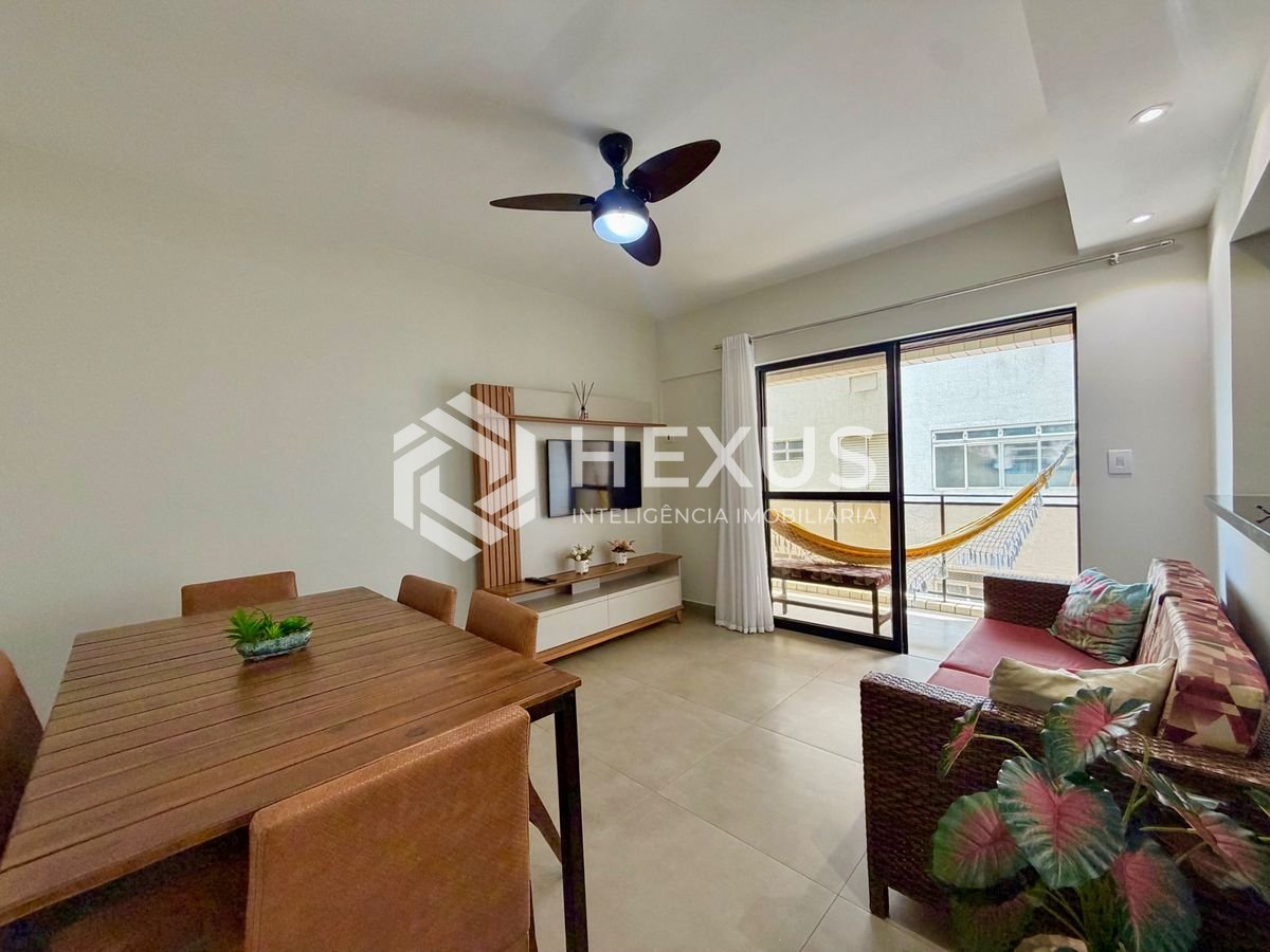 Apartamento reformado com varanda a 200m da praia no Tombo, Guarujá