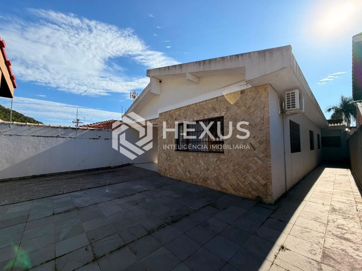 Casa reformada com varanda e lazer no Balneário Praia do Pernambuco, Guarujá