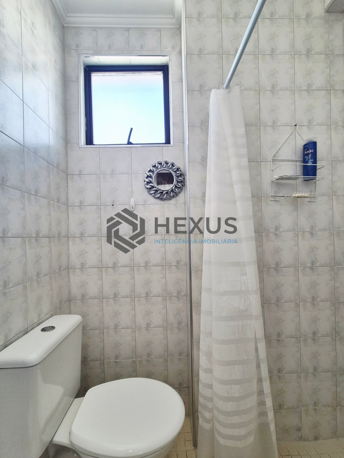 Foto 35 de Apartamento reformado com varanda e lazer a uma quadra da Praia das Pitangueiras, Guaruja