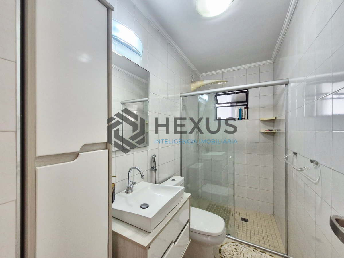 Foto 26 de Apartamento reformado com varanda e lazer a uma quadra da Praia das Pitangueiras, Guaruja