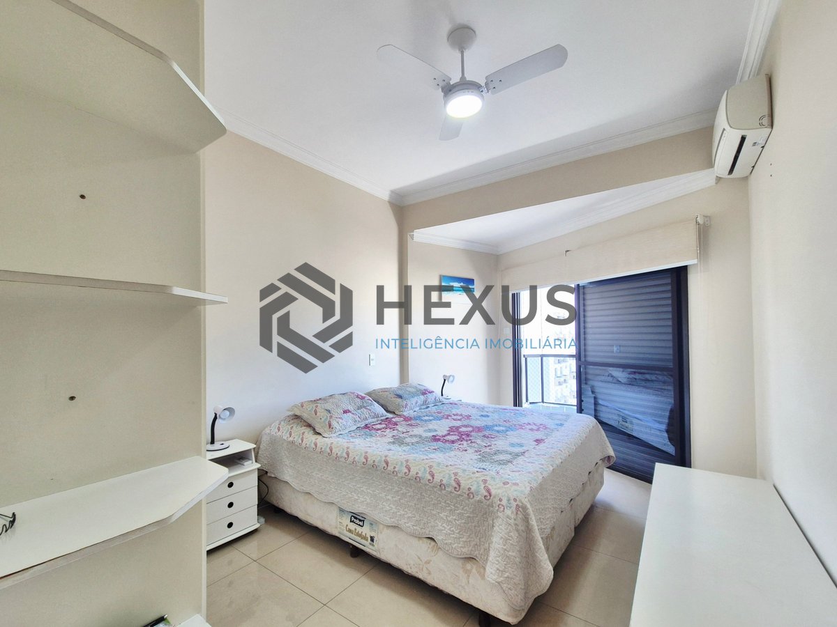 Foto 11 de Apartamento reformado com varanda e lazer a uma quadra da Praia das Pitangueiras, Guaruja