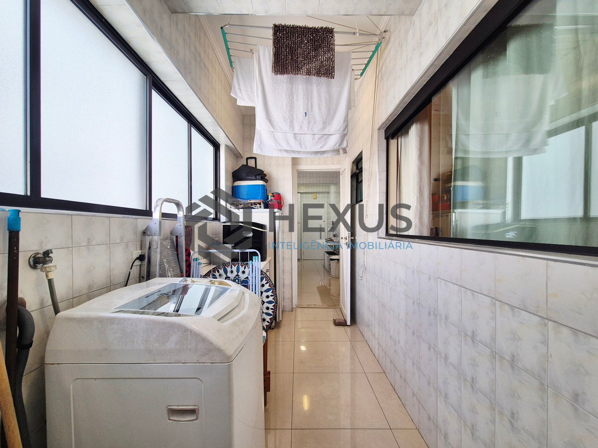 Foto 33 de Apartamento reformado com varanda e lazer a uma quadra da Praia das Pitangueiras, Guaruja