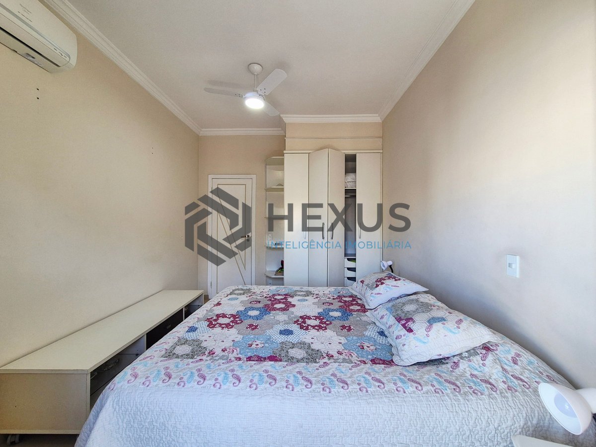 Foto 13 de Apartamento reformado com varanda e lazer a uma quadra da Praia das Pitangueiras, Guaruja