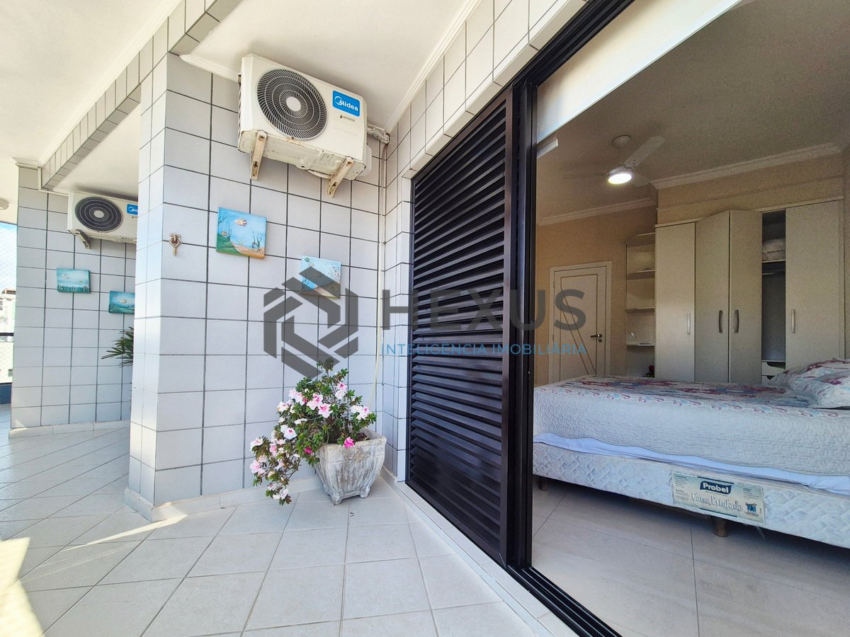 Foto 15 de Apartamento reformado com varanda e lazer a uma quadra da Praia das Pitangueiras, Guaruja