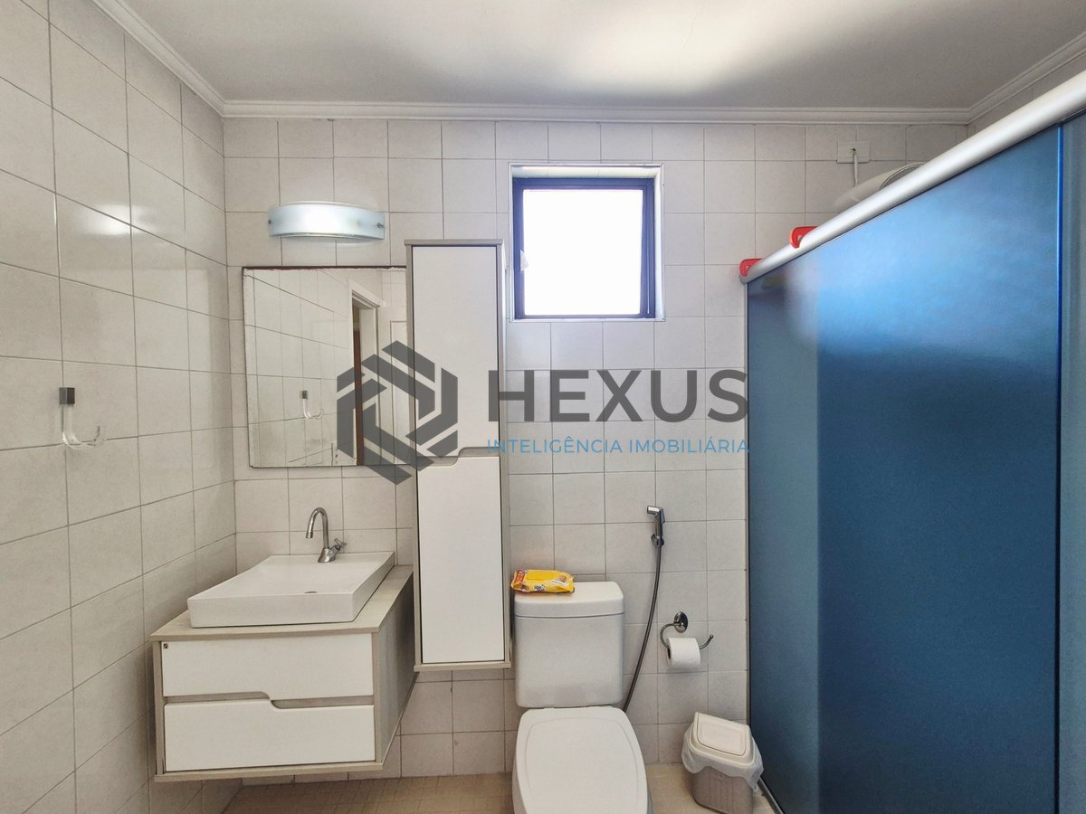 Foto 24 de Apartamento reformado com varanda e lazer a uma quadra da Praia das Pitangueiras, Guaruja