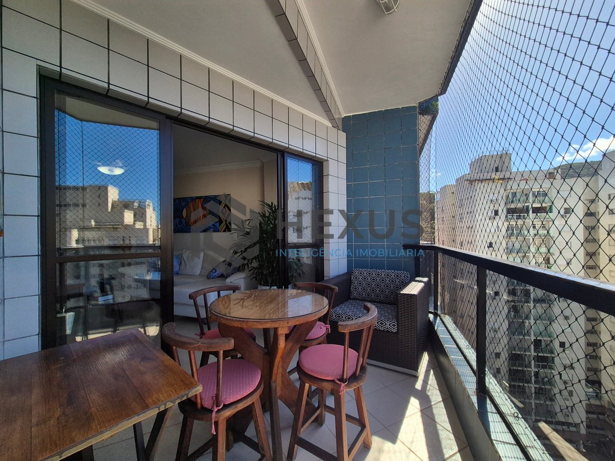 Foto 2 de Apartamento reformado com varanda e lazer a uma quadra da Praia das Pitangueiras, Guaruja