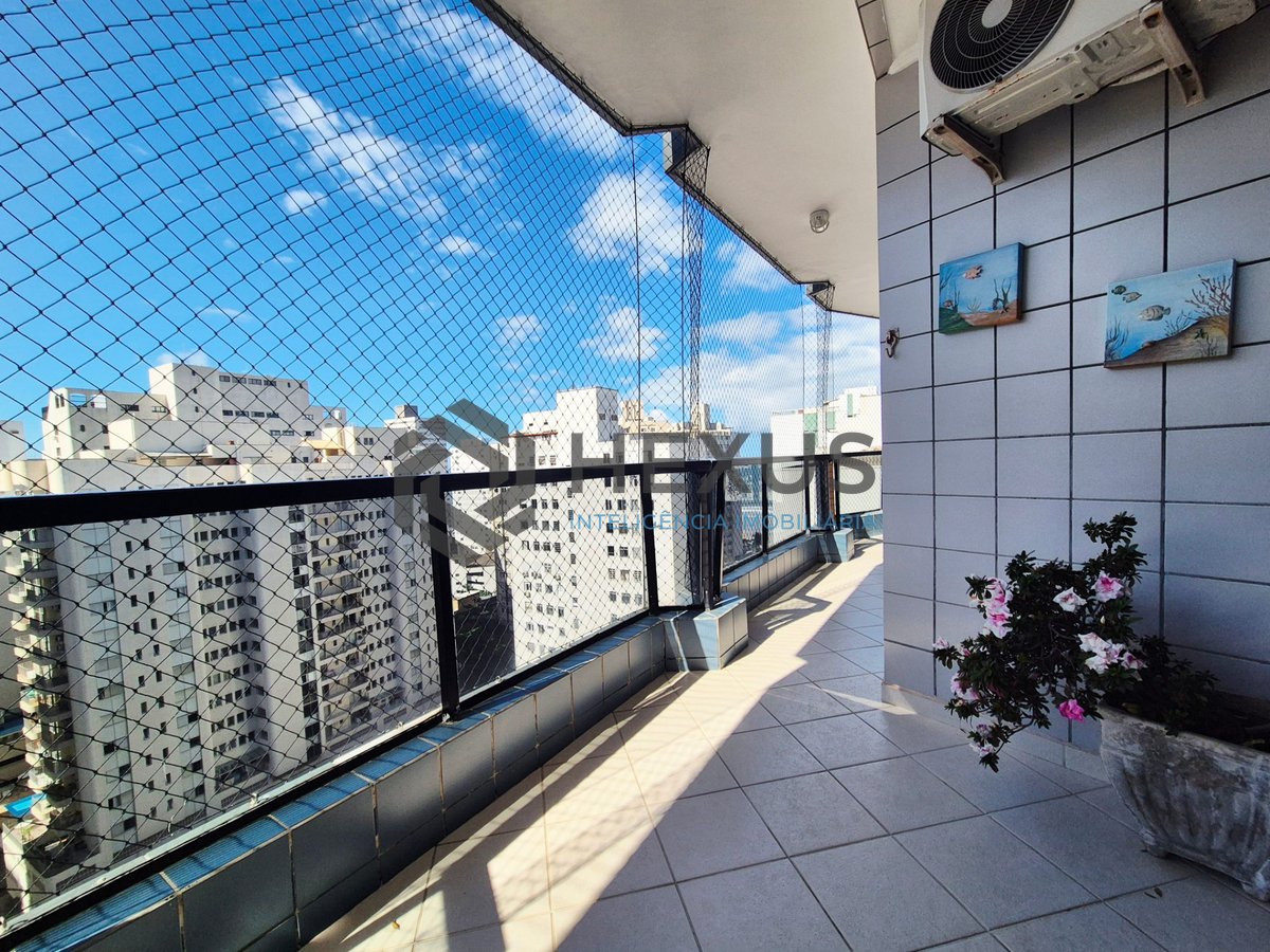 Foto 14 de Apartamento reformado com varanda e lazer a uma quadra da Praia das Pitangueiras, Guaruja