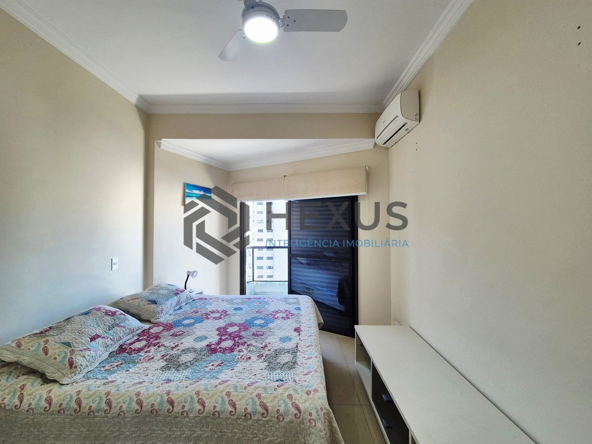 Foto 12 de Apartamento reformado com varanda e lazer a uma quadra da Praia das Pitangueiras, Guaruja