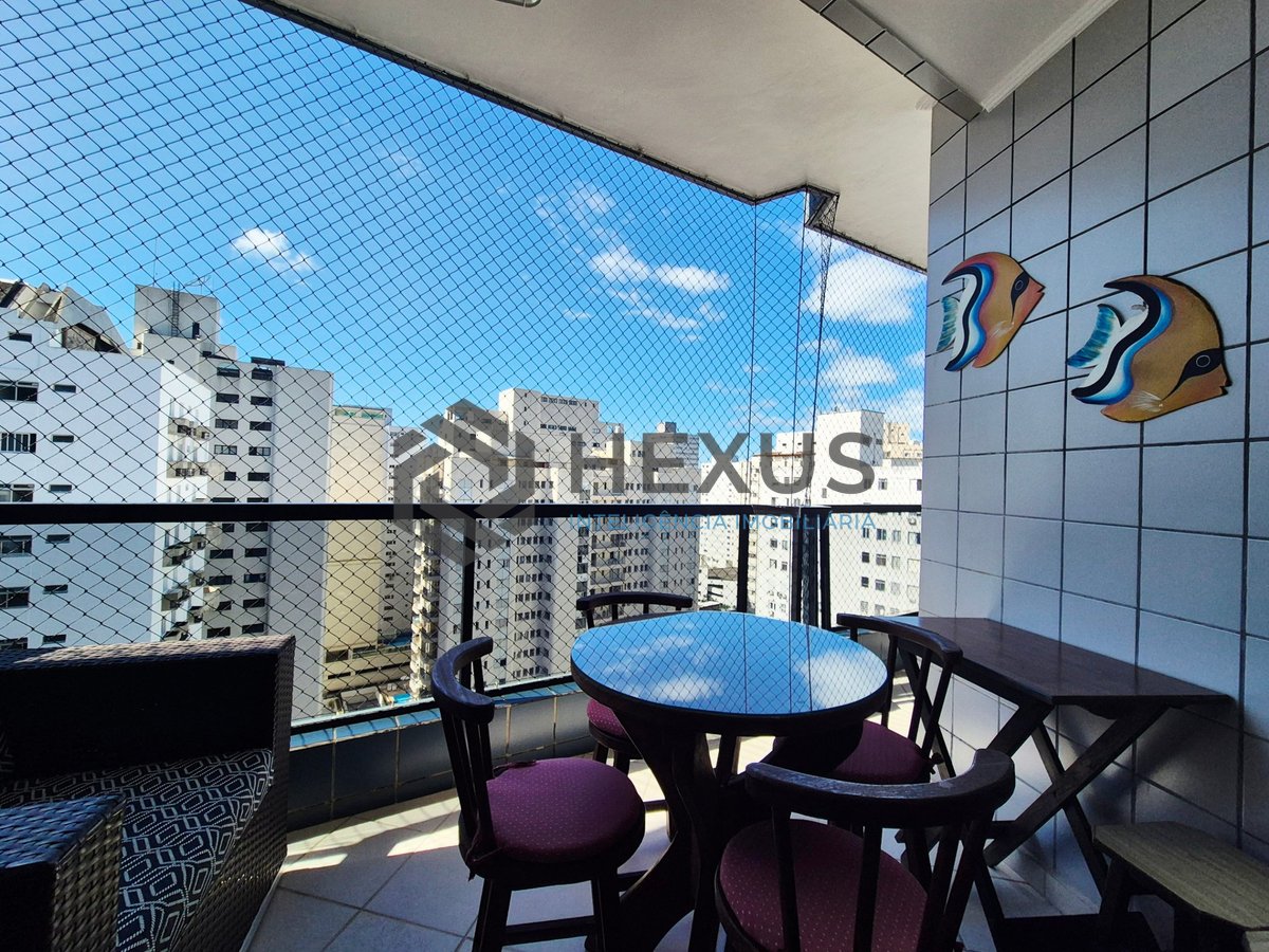 Apartamento reformado com varanda e lazer a uma quadra da Praia das Pitangueiras, Guaruja