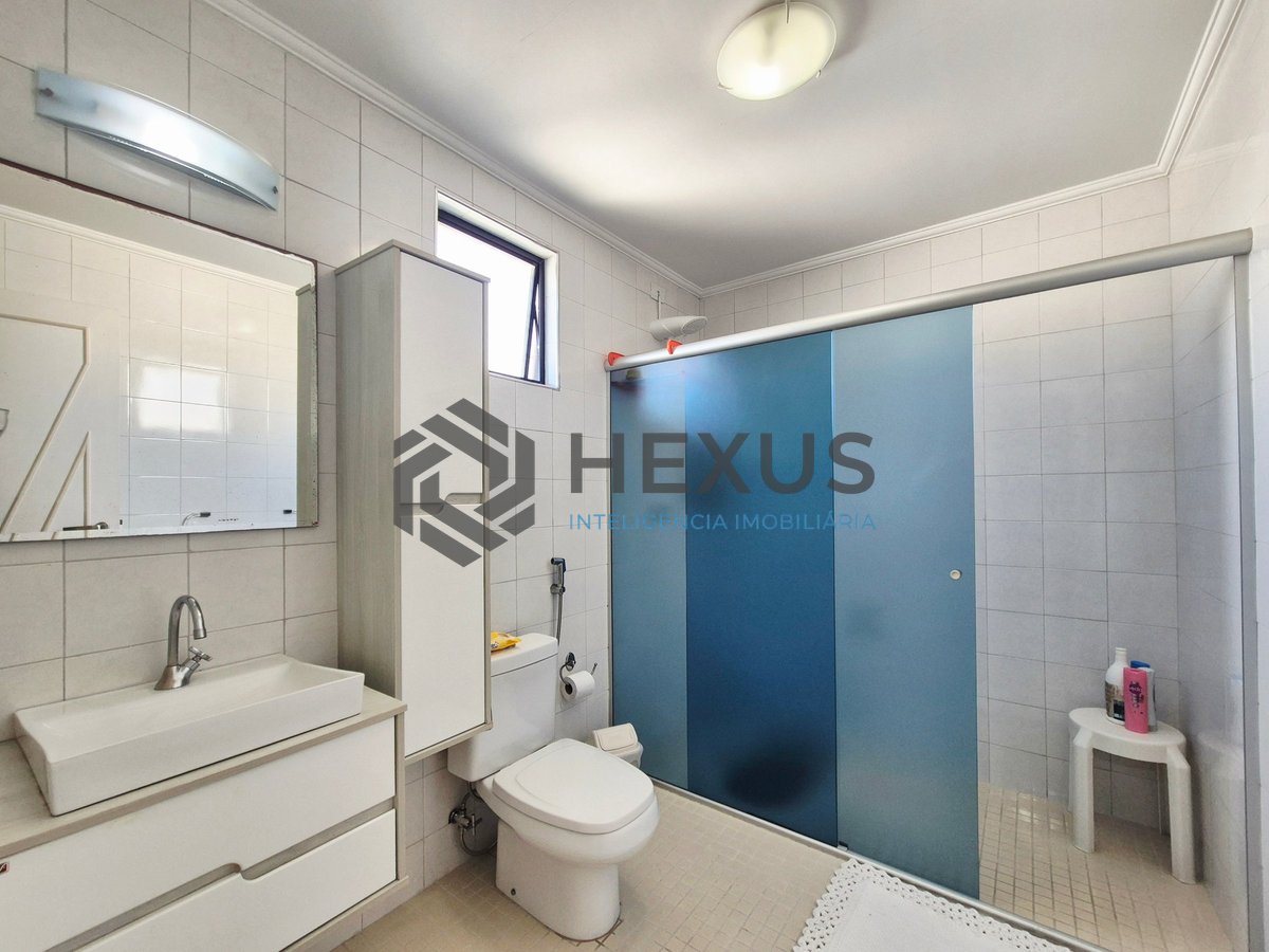 Foto 23 de Apartamento reformado com varanda e lazer a uma quadra da Praia das Pitangueiras, Guaruja