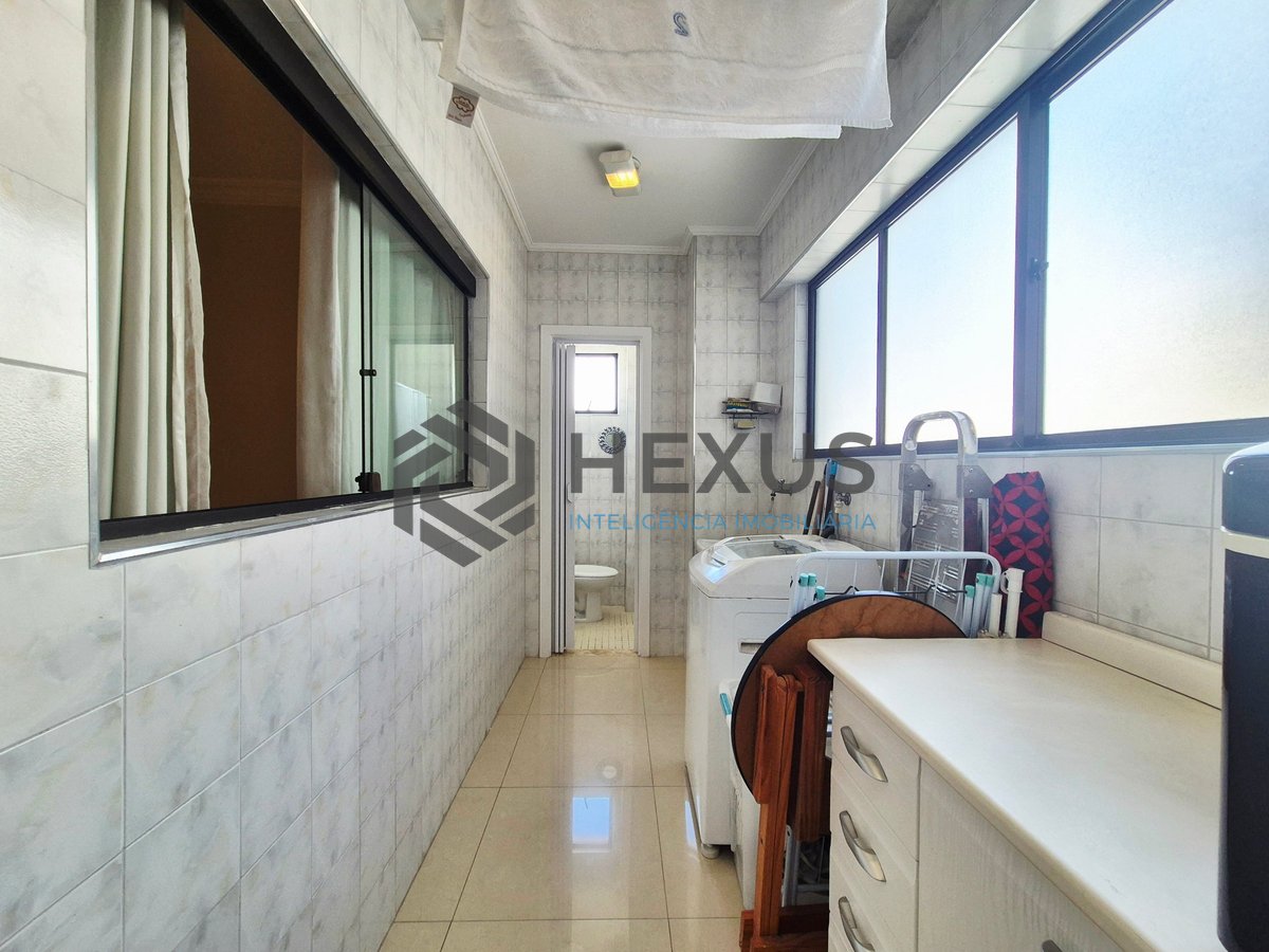 Foto 32 de Apartamento reformado com varanda e lazer a uma quadra da Praia das Pitangueiras, Guaruja